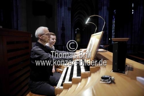 Deutsche Organist Winfried Bönig und Sängerin Elvira Bill gastieren in Begleitung des Vokalensemble Kölner Dom unter der Leitung von Eberhard Metternich anlässlich des 100. Todestag vom Max Reger im Dom zu Köln (© Thomas Brill)