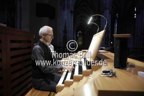 Deutsche Organist Winfried Bönig und Sängerin Elvira Bill gastieren in Begleitung des Vokalensemble Kölner Dom unter der Leitung von Eberhard Metternich anlässlich des 100. Todestag vom Max Reger im Dom zu Köln (&copy; Thomas Brill)