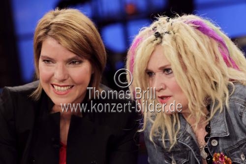 Deutsche Kabarettistin und Schauspielerin Gaby Köster ist zu Gast bei Moderatorin Bettina Böttinger im 