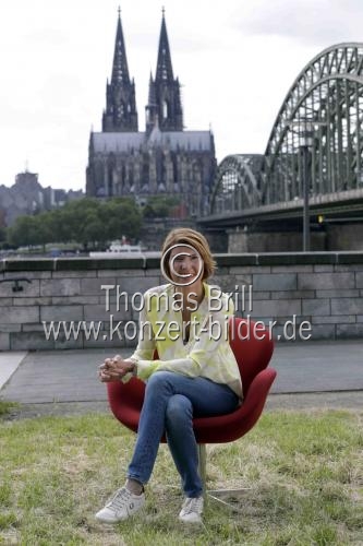 Deutsche Fernsehmoderatorin Bettina Böttinger feiert 10 Jahre Kölner Treff und 60 Jahre Bettina Böttinger auf der Hohenzollernbrücke Köln (&copy; Thomas Brill)