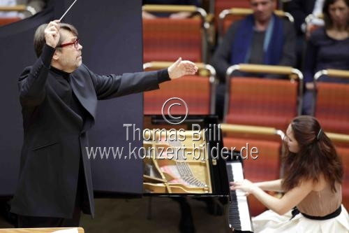 Russische Dirigent Andrey Boreyko leitet das Gürzenich-Orchester Köln in Begleitung der russischen Pianistin Anna Vinnitskaya in der Kölner Philharmonie (© Thomas Brill)
