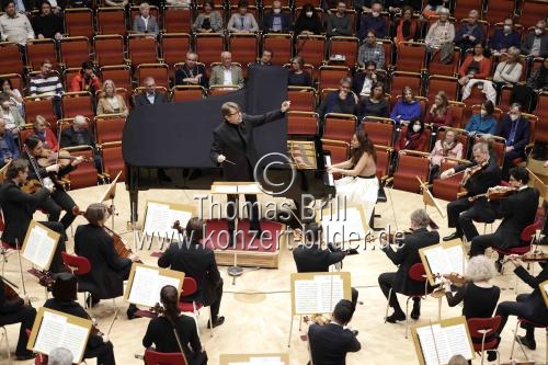 Russische Dirigent Andrey Boreyko leitet das Gürzenich-Orchester Köln in Begleitung der russischen Pianistin Anna Vinnitskaya in der Kölner Philharmonie (© Thomas Brill)