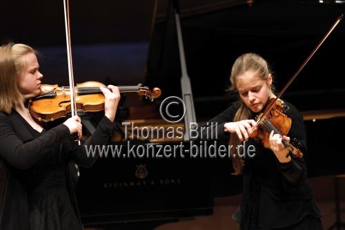 Deutsche Violinistinnen Anna Maria Wehrmeyer und Lara Boschkor gastieren beim Konzert der Bundespreisträger aus NRW  Jugend musiziert in der Philharmonie Köln auf (© Thomas Brill) Deutsche Violinistinnen Anna Maria Wehrmeyer und Lara Boschkor gastieren beim Konzert der Bundespreisträger aus NRW  Jugend musiziert in der Philharmonie Köln auf (© Thomas Brill)