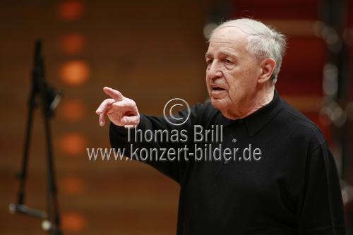 Französischer Dirigent Pierre Boulez leitet das Ensemble intercontemporain in Begleitung von Christian Tetzlaff und Mitsuko Uchida in der Philharmonie Köln (© Thomas Brill)
