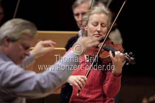 Deutsche Violinistin Susanne Branny gastiert in Begleitung der Dresdner Kapellsolisten unter der Leitung des deutschen Dirigenten Helmut Branny in der Philharmonie Köln (&copy; Thomas Brill)