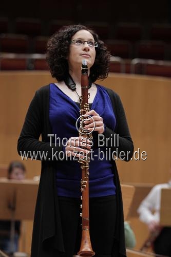 Israelische Klarinettistin Shirley Brill gastiert in Begleitung der Dresdner Kapellsolisten unter der Leitung des deutschen Dirigenten Helmut Branny in der Philharmonie Köln (&copy; Thomas Brill)