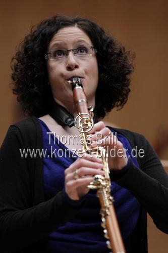 Israelische Klarinettistin Shirley Brill gastiert in Begleitung der Dresdner Kapellsolisten unter der Leitung des deutschen Dirigenten Helmut Branny in der Philharmonie Köln (&copy; Thomas Brill)