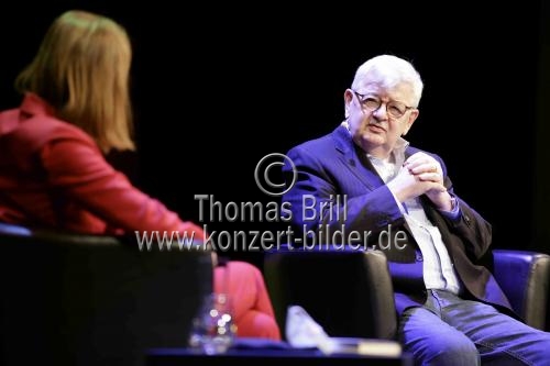 Deutsche Politiker Joschka Fischer und die deutsche Journalistin Anja Bröker analysieren den geopolitischen Kartentisch und zeigt Optionen einer neuen Außenpolitik im Rahmen der it.COLOGNE Spezial im Theater am Tanzbrunnen Köln (&copy; Thomas Brill)