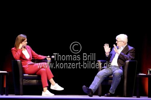 Deutsche Politiker Joschka Fischer und die deutsche Journalistin Anja Bröker analysieren den geopolitischen Kartentisch und zeigt Optionen einer neuen Außenpolitik im Rahmen der it.COLOGNE Spezial im Theater am Tanzbrunnen Köln (&copy; Thomas Brill)