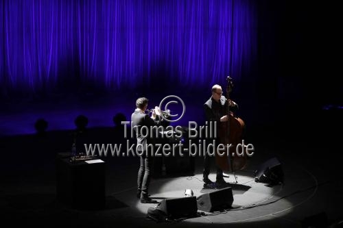 Deutsche Jazzmusiker Till Brönner und Dieter Ilg gastiert auf ihrer 