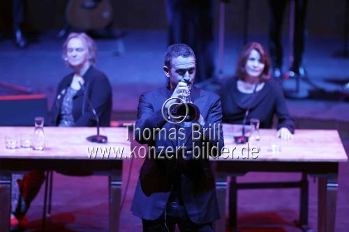 Elke Heidenreich, Reinhold Beckmann, Senta Berger, Till Brönner, Michael Hansonis, Marc-Aurel Floros und das Calmus Ensemble gastieren bei der lit.COLOGNE Gala in der Kölner Philharmonie (&copy; Thomas Brill)