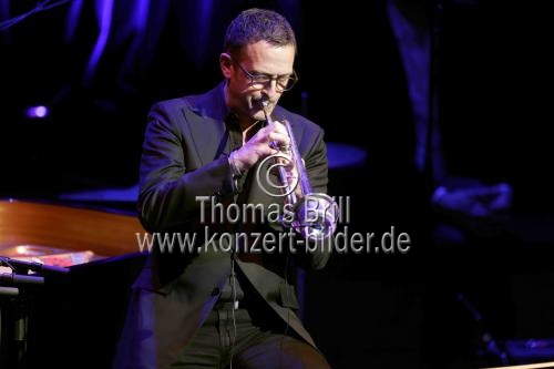 Elke Heidenreich, Reinhold Beckmann, Senta Berger, Till Brönner, Michael Hansonis, Marc-Aurel Floros und das Calmus Ensemble gastieren bei der lit.COLOGNE Gala in der Kölner Philharmonie (&copy; Thomas Brill)