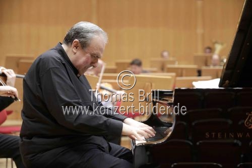 Amerikanisch-israelischer Pianist Yefim Bronfman gastiert in Begleitung der Wiener Philharmoniker unter der Leitung des russischen Dirigenten Tugan Sokhiev in der Philharmonie Köln (&copy; Thomas Brill)