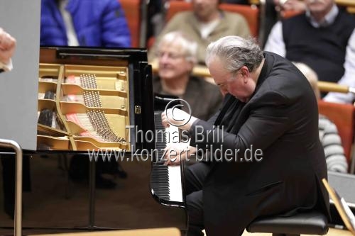 Amerikanisch-israelischer Pianist Yefim Bronfman gastiert in Begleitung des Israel Philharmonic Orchestra unter der Leitung des israelischen Dirigenten Lahav Shani in der Philharmonie Köln (&copy; Thomas Brill)