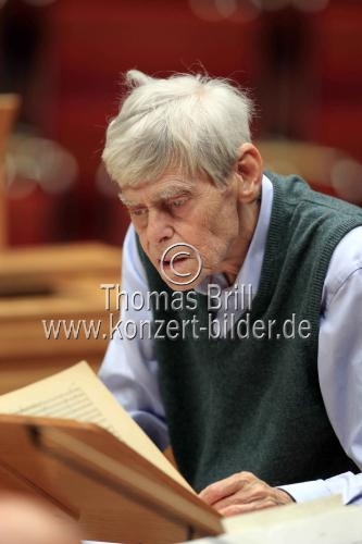 Niederländischer Dirigent Frans Brüggen leitet das Orchester des 18. Jahrhunderts in Begleitung der deutschen Violinistin Isabelle Faust in der Philharmonie Köln (© Thomas Brill)