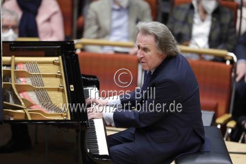 Böhmisch-österreichische Pianist Rudolf Buchbinder gastiert in Begleitung des Gürzenich-Orchester Köln unter der Leitung des italienischen Dirigenten Michele Mariotti in der Kölner Philharmonie (&copy; Thomas Brill)