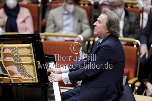 Böhmisch-österreichische Pianist Rudolf Buchbinder gastiert in Begleitung des Gürzenich-Orchester Köln unter der Leitung des italienischen Dirigenten Michele Mariotti in der Kölner Philharmonie (&copy; Thomas Brill)