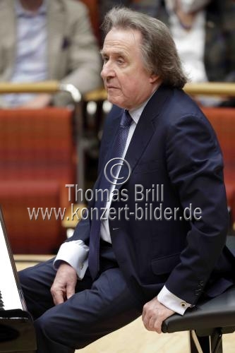 Böhmisch-österreichische Pianist Rudolf Buchbinder gastiert in Begleitung des Gürzenich-Orchester Köln unter der Leitung des italienischen Dirigenten Michele Mariotti in der Kölner Philharmonie (&copy; Thomas Brill)