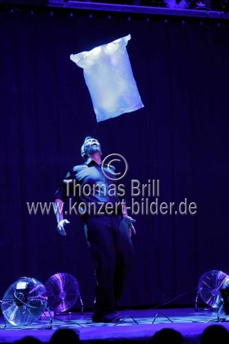 Ensemble spielt das Stück 