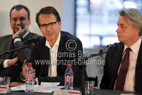 Uwe Eric Laufenberg, Patrick Wasserbauer, Georg Quander und Karin Beier bei der Pressekonferenz über die derzeitige finanzielle Situation der städtischen Bühnen im Foyer des Schauspiel Köln (&copy; Thomas Brill)