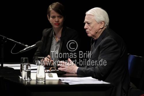 Deutscher Schriftsteller Alexander Kluge im Gespräch mit der deutsche Schauspielerin Hannelore Hoger im Depot I des Carlswerk Köln (© Thomas Brill)