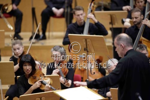 Französische Dirigent François-Xavier Roth leitet das von ihm gegründete 