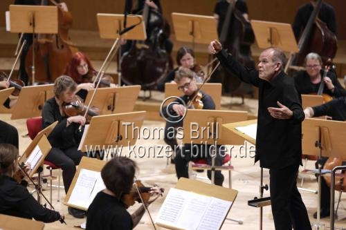 Französische Dirigent François-Xavier Roth leitet das von ihm gegründete 