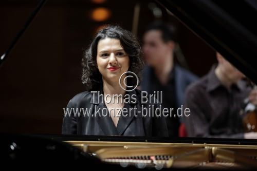 Georgische Pianistin Khatia Buniatishvili gastiert in Begleitung des Orchestra della Svizzera italiana unter der Leitung des deutschen Dirigenten Markus Poschner in der Kölner Philharmonie (© Thomas Brill)