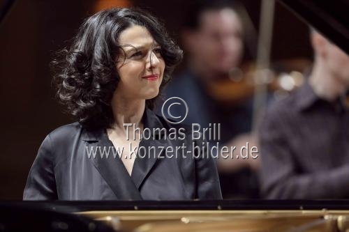 Georgische Pianistin Khatia Buniatishvili gastiert in Begleitung des Orchestra della Svizzera italiana unter der Leitung des deutschen Dirigenten Markus Poschner in der Kölner Philharmonie (© Thomas Brill)