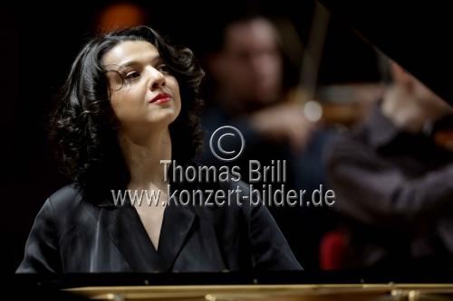 Georgische Pianistin Khatia Buniatishvili gastiert in Begleitung des Orchestra della Svizzera italiana unter der Leitung des deutschen Dirigenten Markus Poschner in der Kölner Philharmonie (© Thomas Brill)