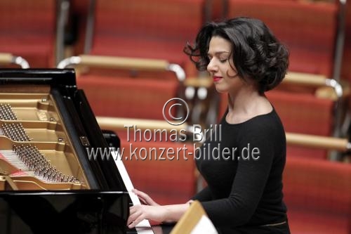 Georgische Pianistin Khatia Buniatishvili gastiert in Begleitung der Wiener Symphoniker unter der Leitung des schweizer Dirigenten Philippe Jordan in der Philharmonie Köln (© Thomas Brill)