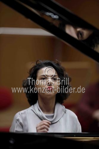 Georgische Pianistin Khatia Buniatishvili gastiert in Begleitung der Tschechischen Philharmonie unter der Leitung des tschechischen Dirigenten Jiří Bĕlohlávek in der Philharmonie Köln (&copy; Thomas Brill)