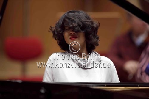 Georgische Pianistin Khatia Buniatishvili gastiert in Begleitung der Tschechischen Philharmonie unter der Leitung des tschechischen Dirigenten Jiří Bĕlohlávek in der Philharmonie Köln (&copy; Thomas Brill)