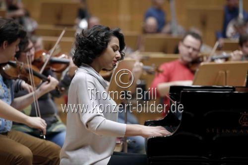 Georgische Pianistin Khatia Buniatishvili gastiert in Begleitung der Tschechischen Philharmonie unter der Leitung des tschechischen Dirigenten Jiří Bĕlohlávek in der Philharmonie Köln (&copy; Thomas Brill)