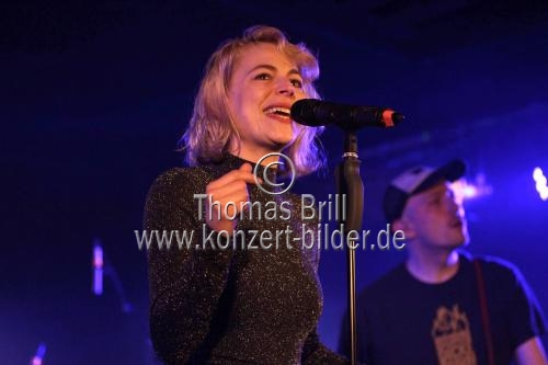 Deutsche Songschreiberin und Sängerin Cäthe gastiert auf ihrer 
