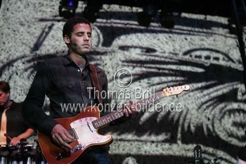 Tucson-Desert-Rock-Band Calexico gastierte mit ihrem Sänger Joey Burns auf ihrer 