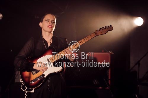 Britische Singer-Songwriterin Anna Calvi gastiert auf ihrer 