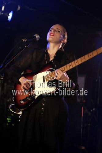 Britische Singer-Songwriterin Anna Calvi gastiert auf ihrer 