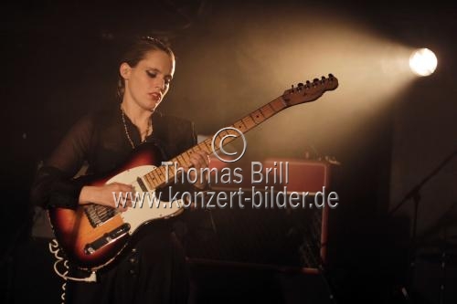 Britische Singer-Songwriterin Anna Calvi gastiert auf ihrer 