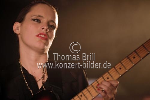 Britische Singer-Songwriterin Anna Calvi gastiert auf ihrer 