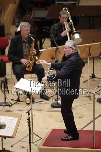 Französischer Dirigent Sylvain Cambreling leitet das Klangforum Wien in der Kölner Philharmonie (&copy; Thomas Brill)