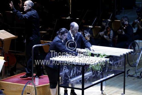 Französische Dirigent François-Xavier Roth leitet das Gürzenich-Orchester Köln in der Kölner Philharmonie (&copy; Thomas Brill)
