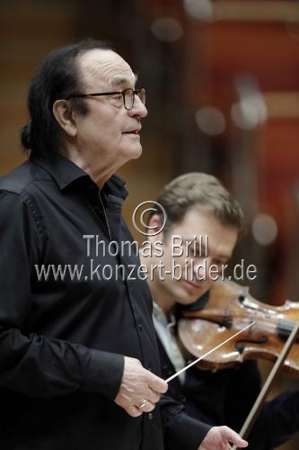 Schweizer Dirigent Charles Dutoit leitete das Royal Philharmonic Orchestra in Begleitung des französischen Violinisten Renaud Capuçon in der Philharmonie Köln (© Thomas Brill)
