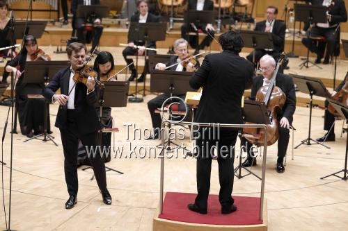 Französische Violinist Renaud Capuçon gastiert in Begleitung des WDR Sinfonieorchester Köln unter der Leitung des rumänischen Dirigenten Cristian Macelaru in der Kölner Philharmonie (© Thomas Brill)