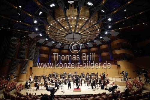 Französische Violinist Renaud Capuçon gastiert in Begleitung des WDR Sinfonieorchester Köln unter der Leitung des rumänischen Dirigenten Cristian Macelaru in der Kölner Philharmonie (&copy; Thomas Brill)