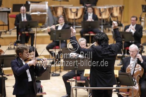 Französische Violinist Renaud Capuçon gastiert in Begleitung des WDR Sinfonieorchester Köln unter der Leitung des rumänischen Dirigenten Cristian Macelaru in der Kölner Philharmonie (&copy; Thomas Brill)