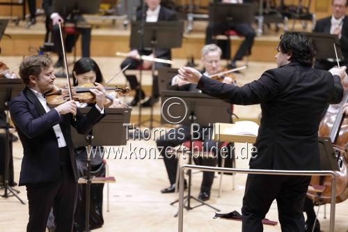 Französische Violinist Renaud Capuçon gastiert in Begleitung des WDR Sinfonieorchester Köln unter der Leitung des rumänischen Dirigenten Cristian Macelaru in der Kölner Philharmonie (&copy; Thomas Brill)