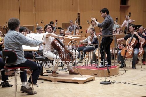 Französische Cellist Gautier Capuçon gastiert in Begleitung des hr-Sinfonieorchester unter der Leitung des kolumbianischen Dirigenten Andrés Orozco-Estrada in der Philharmonie Köln (&copy; Thomas Brill)