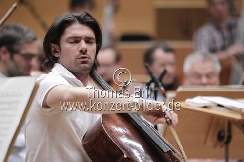 Französische Cellist Gautier Capuçon gastiert in Begleitung des hr-Sinfonieorchester unter der Leitung des kolumbianischen Dirigenten Andrés Orozco-Estrada in der Philharmonie Köln (&copy; Thomas Brill)