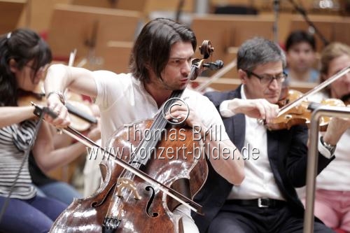 Französische Cellist Gautier Capuçon gastiert in Begleitung des hr-Sinfonieorchester unter der Leitung des kolumbianischen Dirigenten Andrés Orozco-Estrada in der Philharmonie Köln (&copy; Thomas Brill)